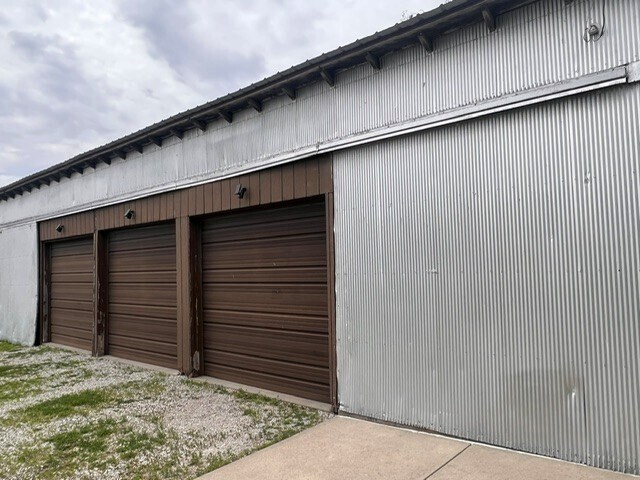 3 car garage - 3220 Heartland Dr