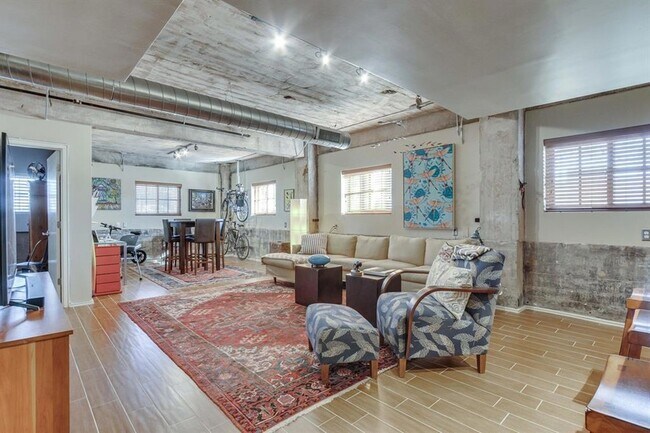 Building Photo - 1209 N Harvey Ave
