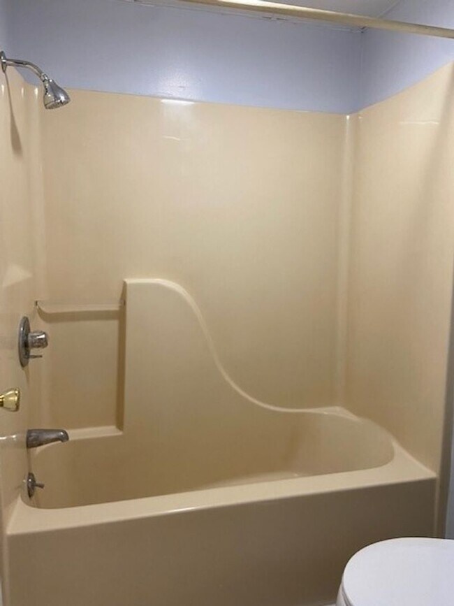 Building Photo - Studio Apartment in Hollister