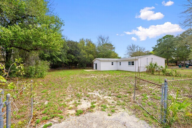 Building Photo - 200 Spencer Dr