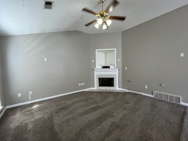 Building Photo - 2 Bedroom 2 Bath Home with 2 Car Garage fo...