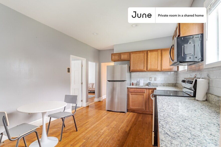 Building Photo - Room in Shared 3 bed/1.5 bath home