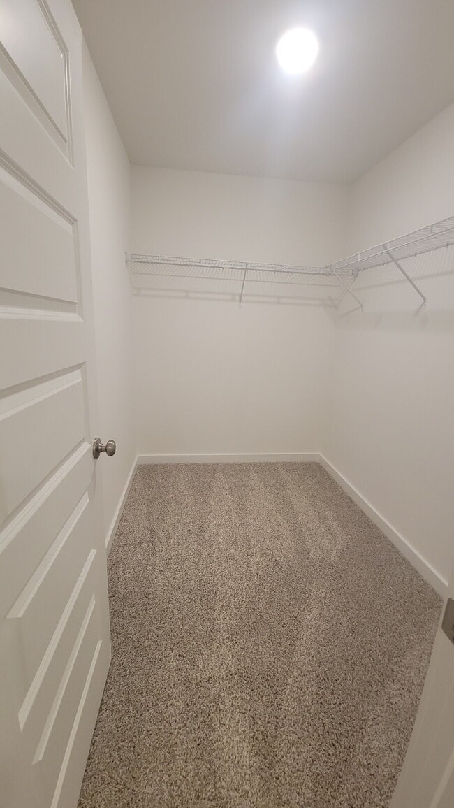 Building Photo - "Charming 3-Bed Oasis with Granite Elegance on Discovery Point Drive!"