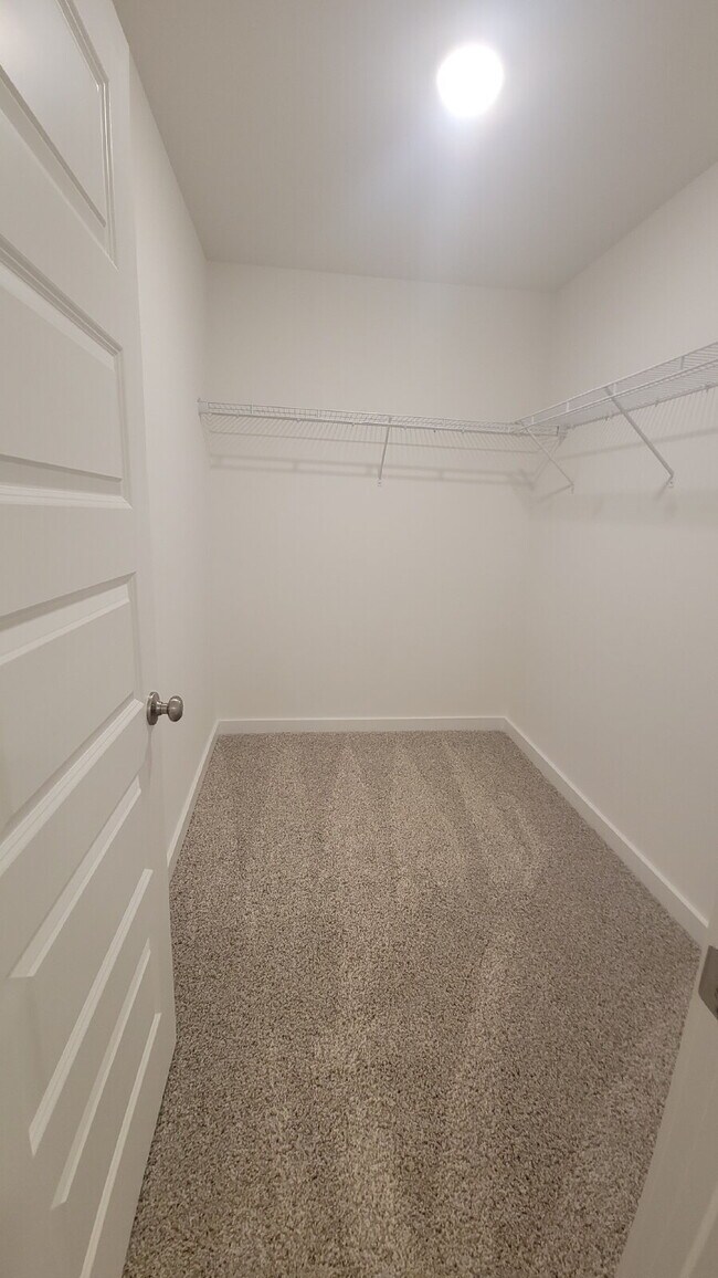 Building Photo - Section 8 Accepted!!! "Charming 3-Bed Oasis with Granite Elegance on Discovery Point Drive!"