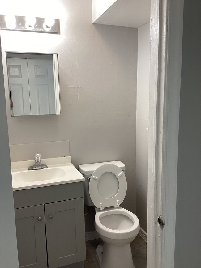 Building Photo - Three bedroom Townhouse  ready to rent