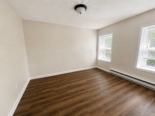 Building Photo - 4 Bed 2 Bath Townhouse for Rent in Rome, NY