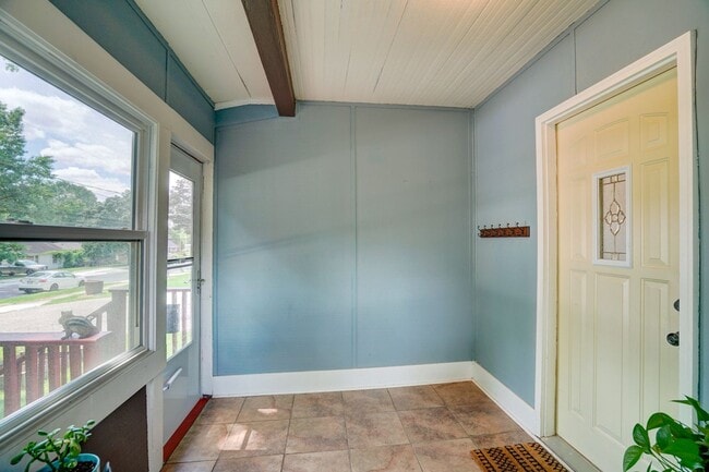 Building Photo - 1606 Steensland Dr