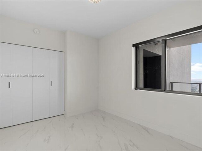 Building Photo - 700 NE 24th St