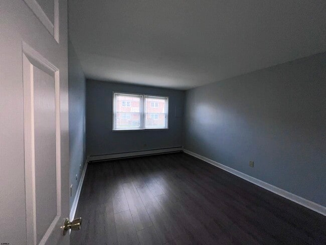 Building Photo - 705 N Dudley Ave