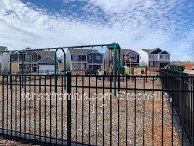 Building Photo - 938 Pineland Dr