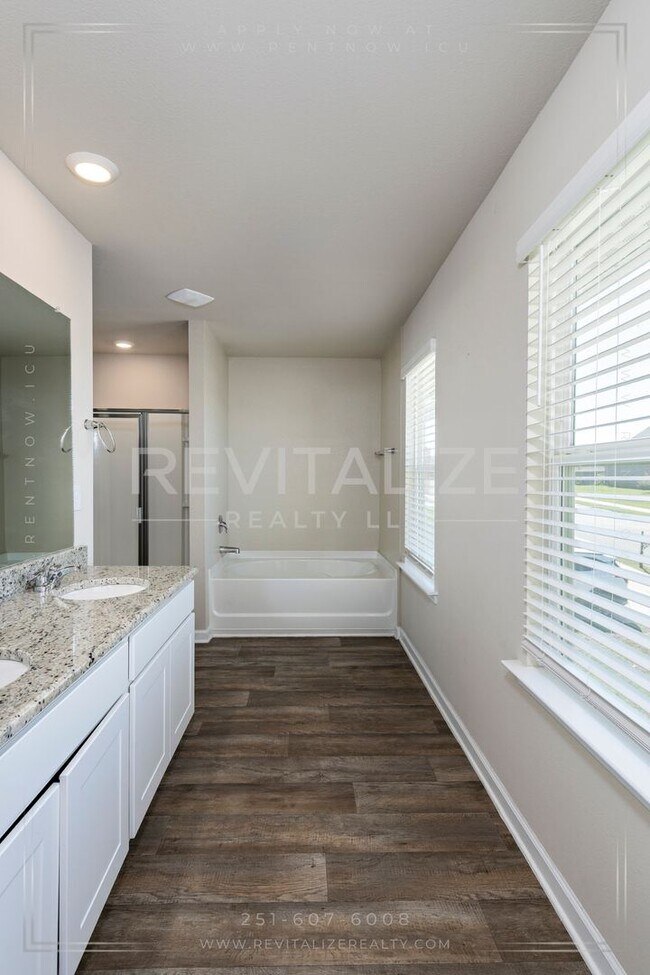 Building Photo - Stunning 2-Story House in Spanish Fort!