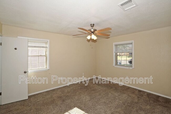 Building Photo - 2905 Salem Dr