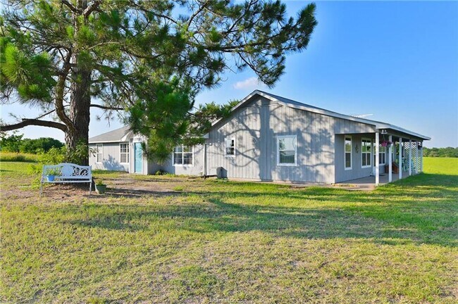 Building Photo - 7 acres with 5 bed, 3 bath less than 25 mi...