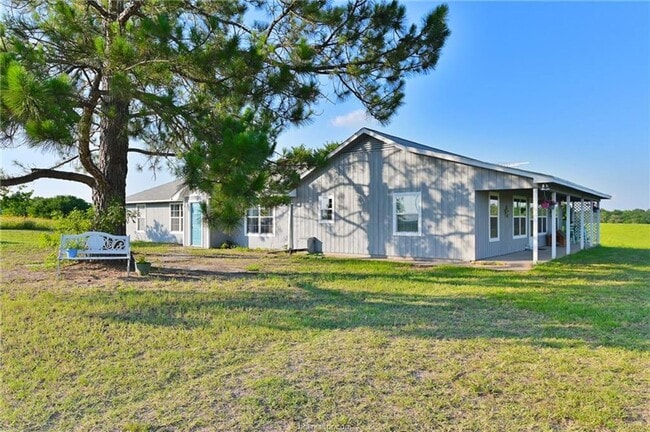 Building Photo - 7 acres with 5 bed, 3 bath less than 25 minutes from town!