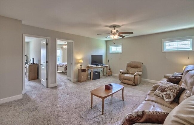 Building Photo - Spacious home for big families