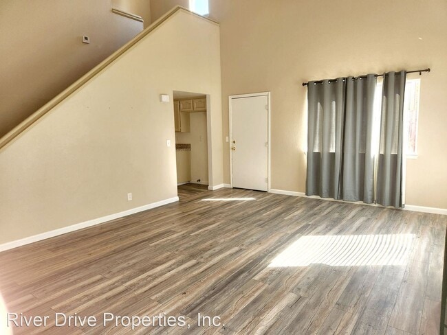 Building Photo - 2 br, 2.5 bath House - 932 E. Oakridge Avenue