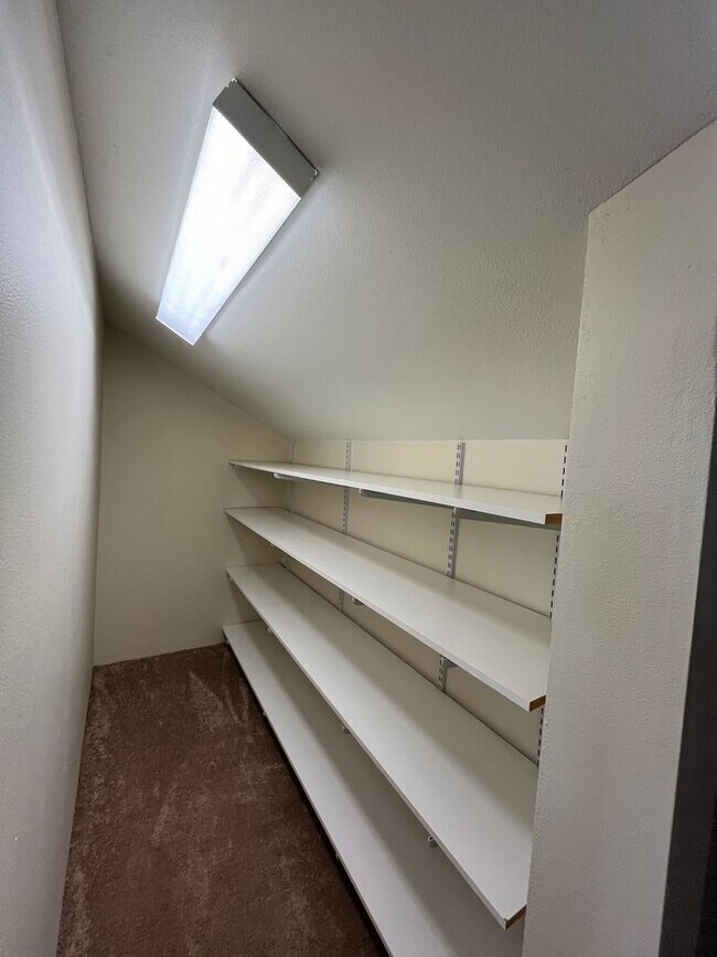 Building Photo - Lovely Home with 3 bedrooms, 2 bath plus o...