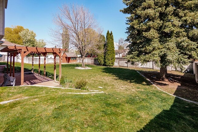 Building Photo - **Charming 3-Bed, 2.5-Bath Home in Idaho F...