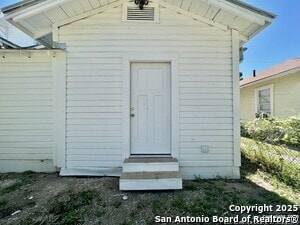 Building Photo - 827 Steves Ave