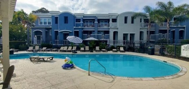 Building Photo - 2 Bed, 2 Bath located within Point Loma an...
