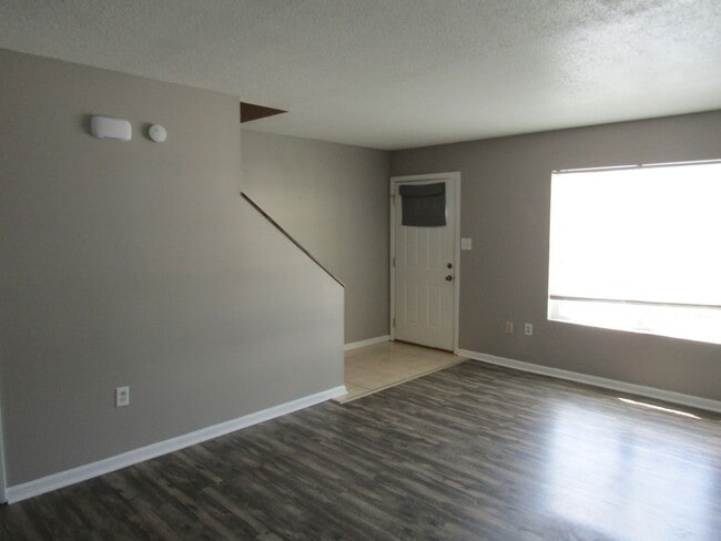 Building Photo - 1100 Pineland Ave