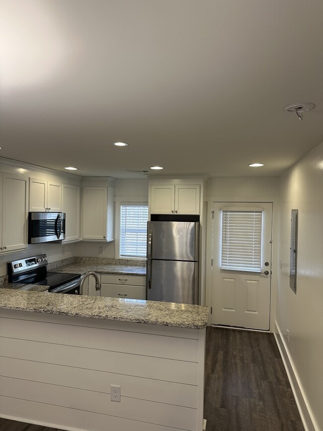 Building Photo - 95 Valley Dr