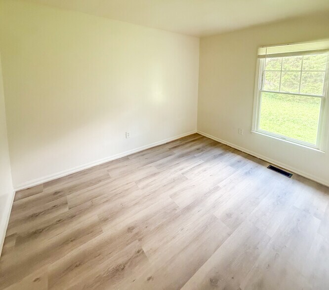 Building Photo - 520 Lancaster Creek Dr