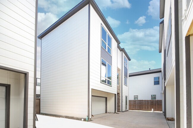 Building Photo - 2708 Nagle St