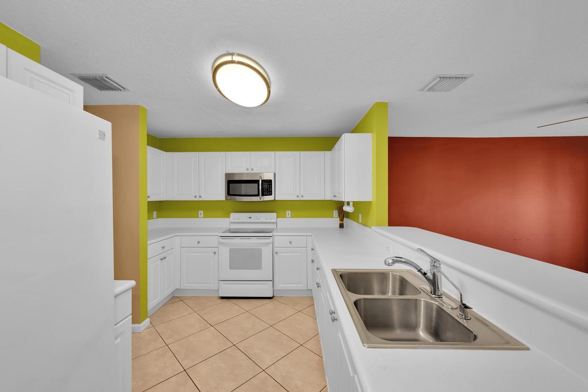 Building Photo - 9620 Alcazar Ln