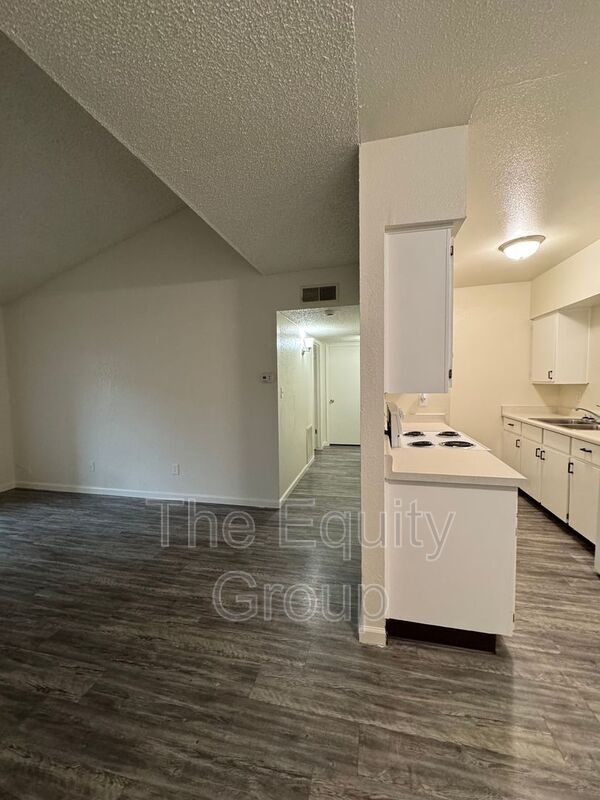 Building Photo - 1402 W Elowin Ave