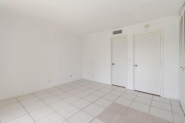 Building Photo - 2820 Tennis Club 204 Dr