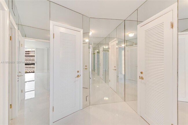 Building Photo - 1121 Crandon Blvd