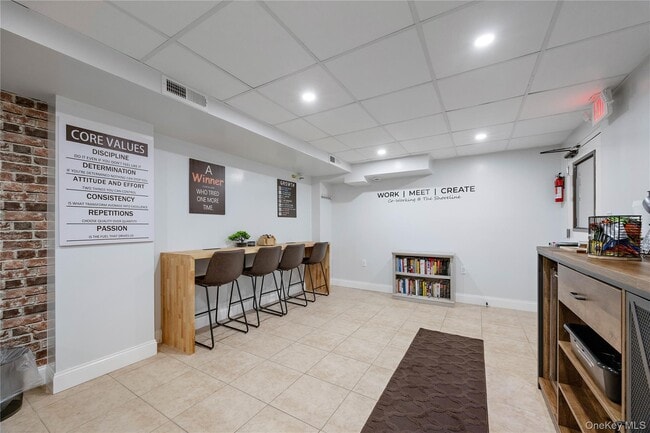 Building Photo - 220 Pelham Rd