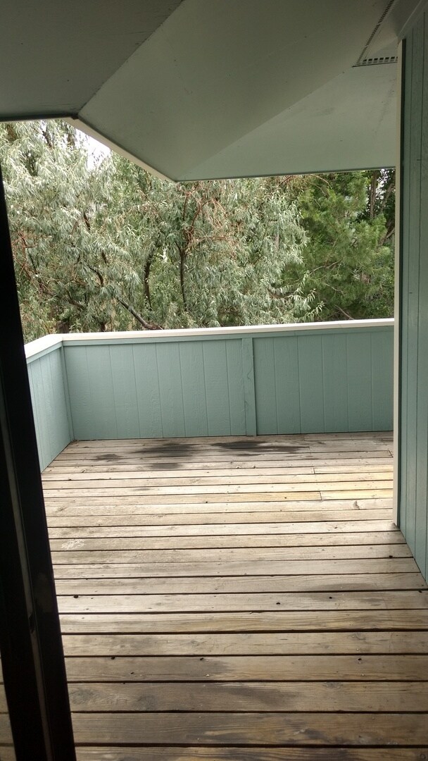 Building Photo - AMAZING LOCATION 2 Bed 1 Bath Townhouse in...