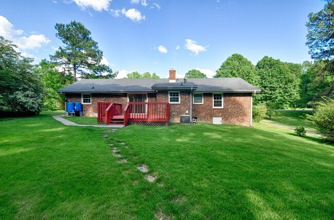 Building Photo - Country Living in Chapel Hill