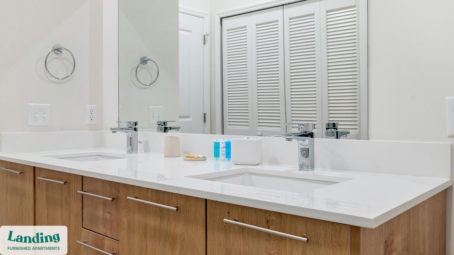 Building Photo - 5256 International Dr