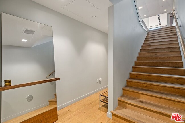 Building Photo - 207 Hollister Ave