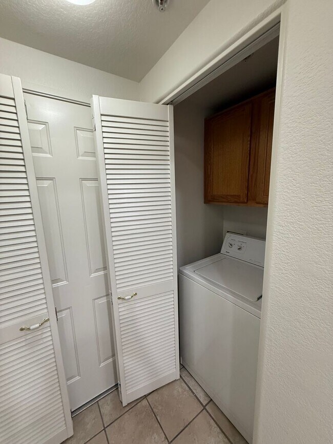 Building Photo - 3 Bedroom Townhouse with Garage, Gated Com...