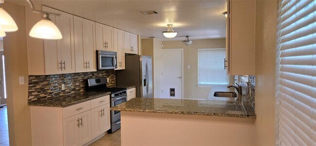 Building Photo - 2800 Norfolk Dr