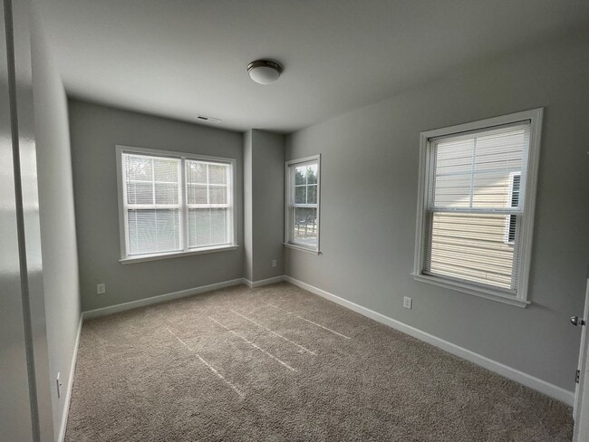 Building Photo - Beautiful Townhome in Downtown Wake Forest