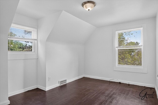 Building Photo - $1250 2 bedroom