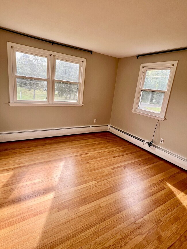 Building Photo - 13 Meadowbrook Ln
