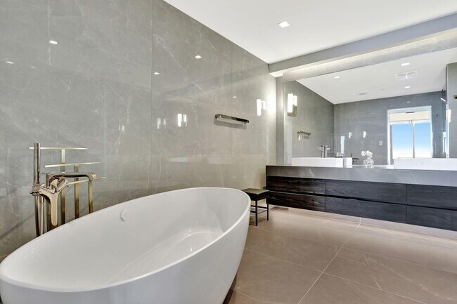 Building Photo - 1116 N Ocean Blvd