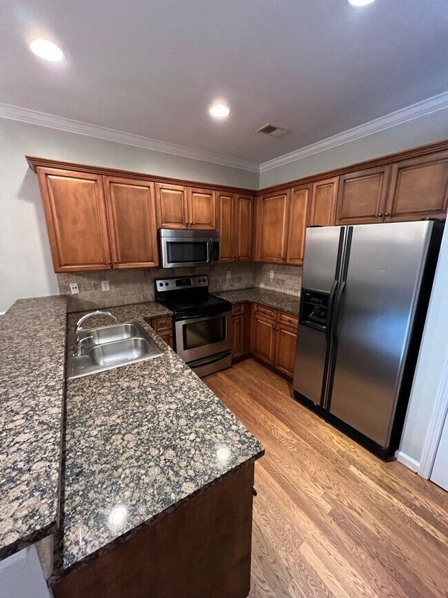 Building Photo - MOVE IN SPECIAL!!! - Townhome For Rent In Hoover!!! Available now! - Sign a lease by 5/31/2026 an...