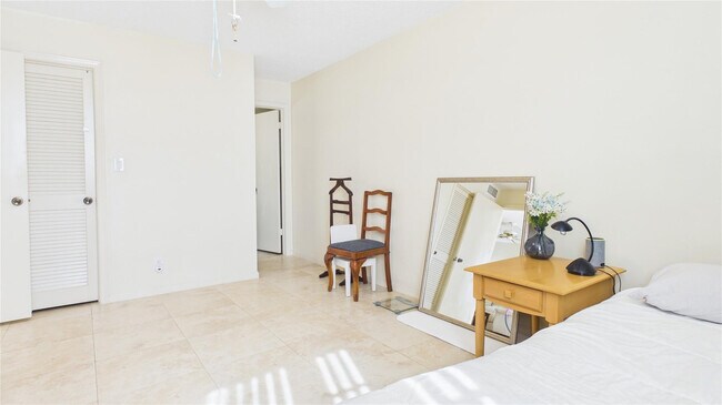 Building Photo - 381 S Hollybrook Dr