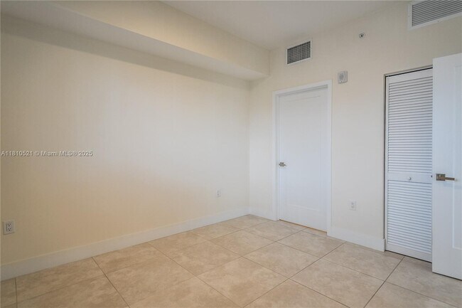 Building Photo - 1091 Galiano St