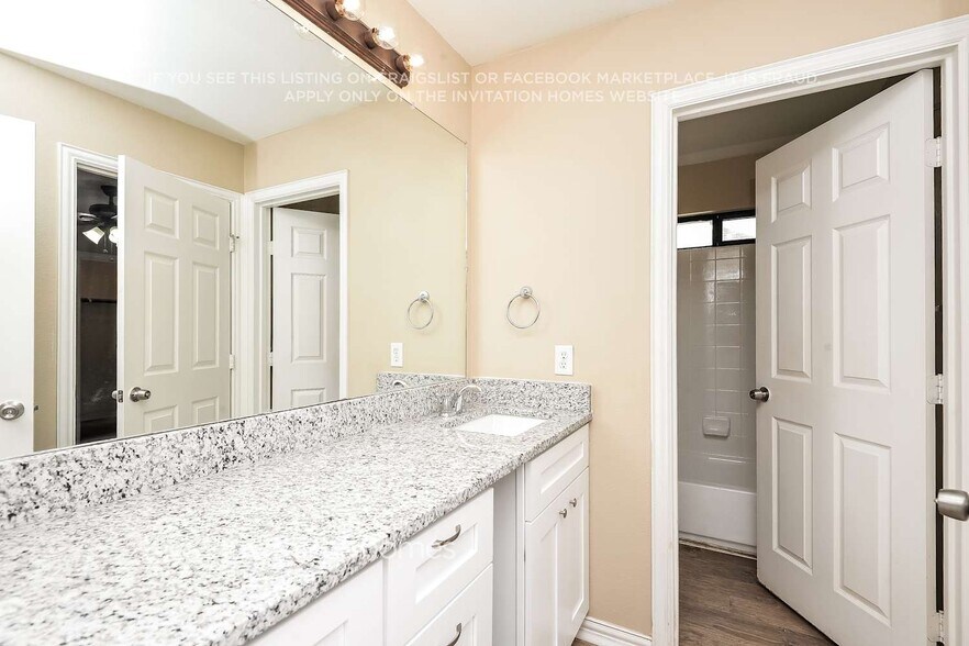 Building Photo - 2942 Greenway Dr