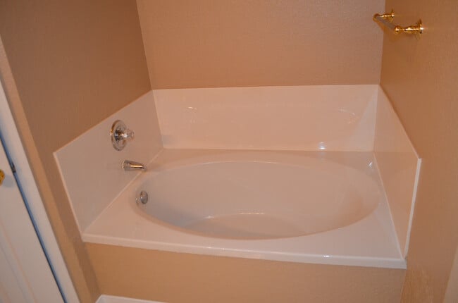 Building Photo - Fantastic 4BR/2BA in Highly Sought After Country Trails!