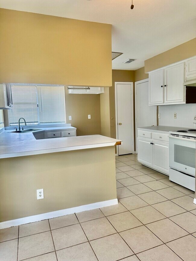 Building Photo - 2526 Valley Forest Dr
