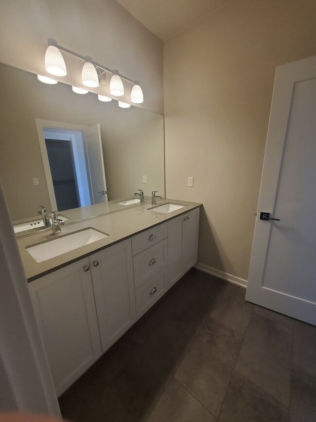 Building Photo - 3 Bedroom 3 Bath Townhouse 1st floor bed/bath